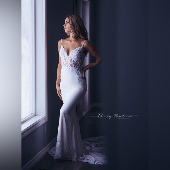 Enzoani : Mckinley : Ivory/Nude : Wedding Dress : Mermaid,train : V-Neck straps - Picture 14 of 16